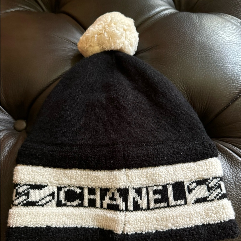 Chanel REV Black White Pom
Pom Cashmere CC Logo Knit Cloche Beanie Winter Hat - Picture 10 of 11